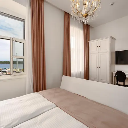 Mas Plaza - Adults Only روفينج